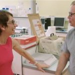 Sylvie Baudino (left) in her lab (Photo : Kazanlik)